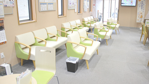 サン調剤薬局 新青森駅前店の待合スペース