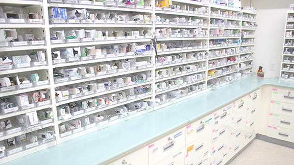 サン調剤薬局 新青森駅前店の薬棚