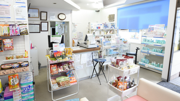 サカエ薬局　中央の受付/カウンター