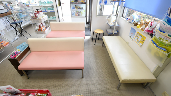 サカエ薬局　中央の待合スペース