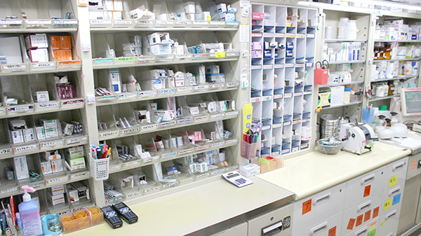 マエダ調剤薬局の薬棚