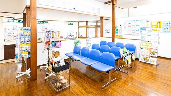 サカエ薬局　堅田の待合スペース