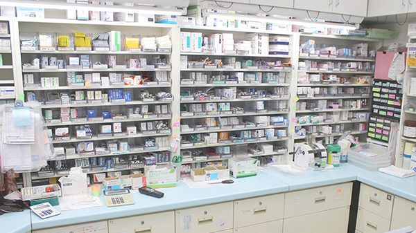 マエダ調剤薬局城西店の薬棚