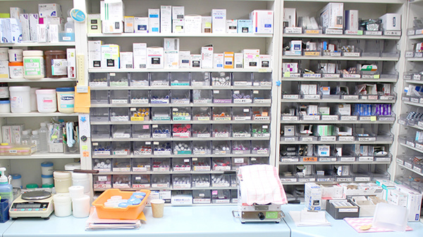 マエダ調剤薬局中野店の薬棚