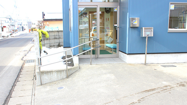 こずえ薬局若葉店の入口