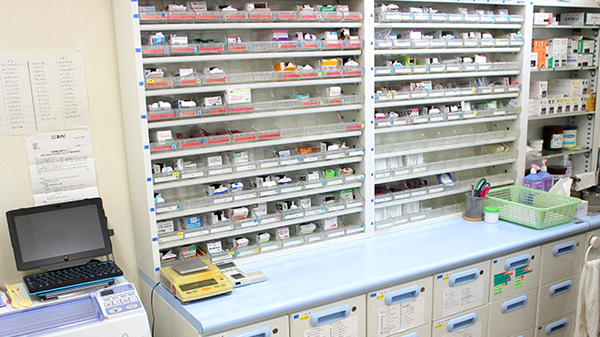 こずえ薬局若葉店の薬棚