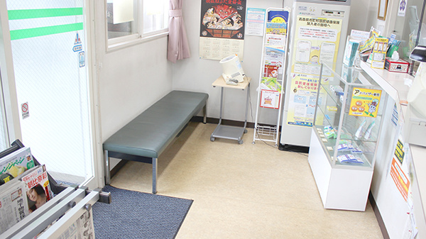 マエダ調剤薬局浜の町店の待合スペース