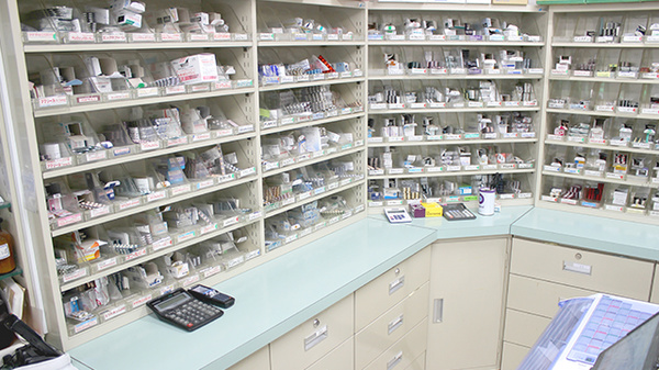 マエダ調剤薬局浜の町店の薬棚