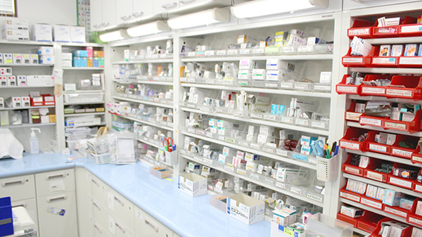 マエダ調剤薬局中央店の薬棚