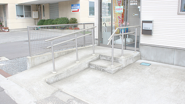 すずらん調剤薬局桔梗野店の入口