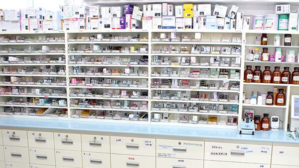 すずらん調剤薬局桔梗野店の薬棚