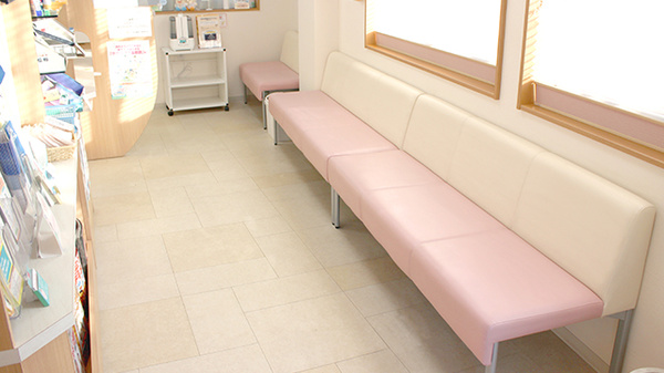 サン調剤薬局 富野町店の待合スペース