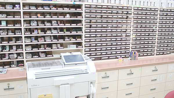 サン調剤薬局 富野町店の薬棚