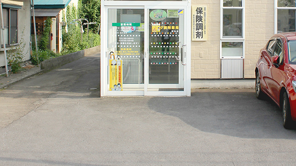 マエダ調剤薬局西弘店の入口