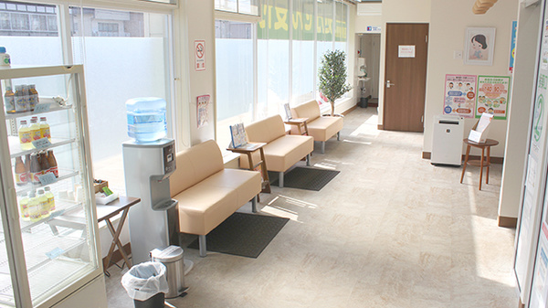 ファイン調剤薬局松森町店の待合スペース