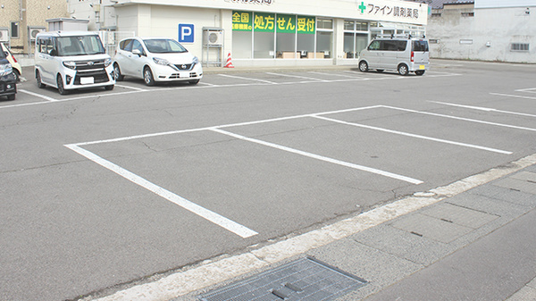 ファイン調剤薬局松森町店の駐車場