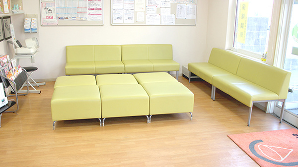 サンケア薬局 白銀店の待合スペース