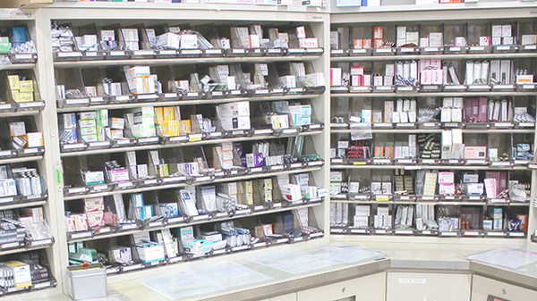 サンケア薬局 白銀店の薬棚