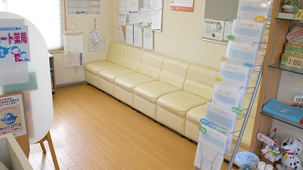 サンケア薬局 八戸駅前店の待合スペース