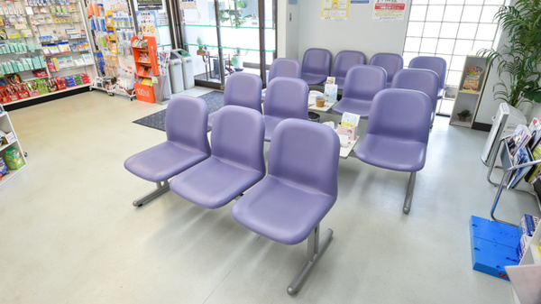 サカエ薬局　柏崎の待合スペース