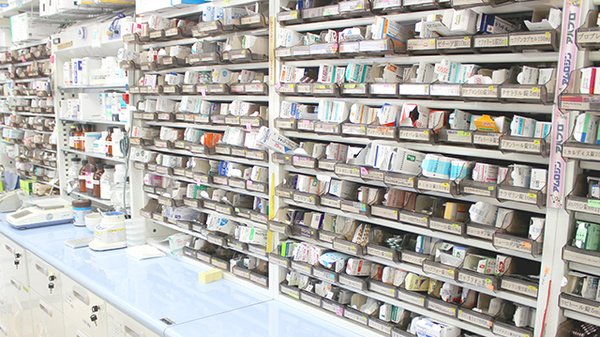 サンケア薬局 石堂店の薬棚