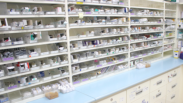 サンケア薬局 南類家店の薬棚