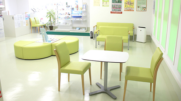仙真堂薬局青森労災病院前店の待合スペース