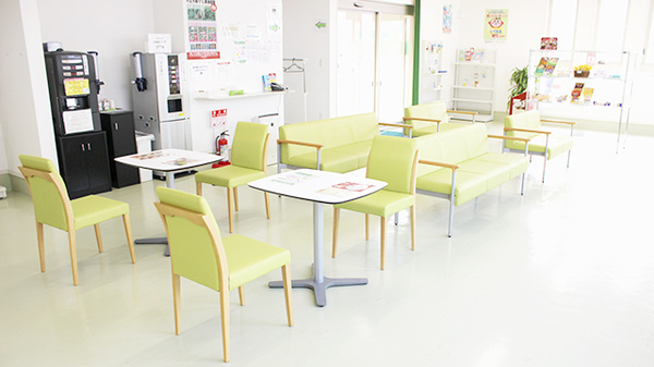 仙真堂薬局八戸日赤前店の待合スペース
