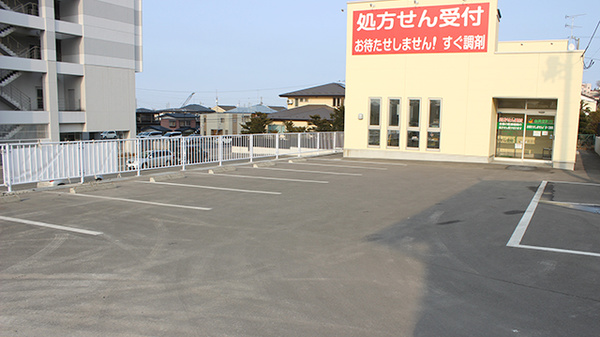 仙真堂薬局八戸日赤前店の駐車場