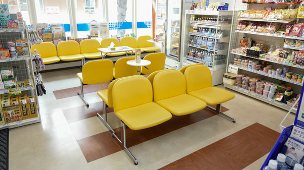 サカエ薬局　24の待合スペース