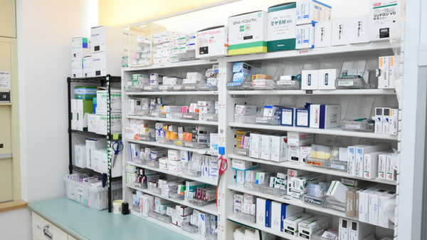 サカエ薬局　24の薬棚