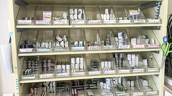 木下調剤薬局の薬棚