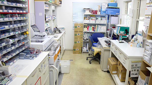 沖舘薬局新町店の調剤室