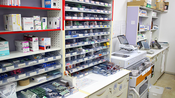 沖舘薬局新町店の薬棚
