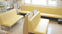 すずらん調剤薬局平賀店の待合スペース
