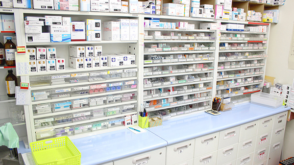 すずらん調剤薬局平賀店の薬棚