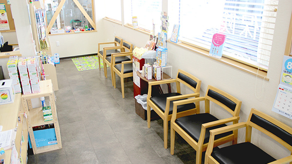 すずらん調剤薬局鯵ヶ沢店の待合スペース