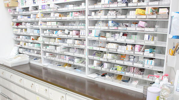 すずらん調剤薬局鯵ヶ沢店の薬棚