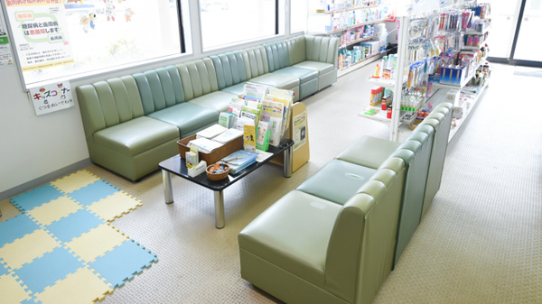 サカエ薬局　藤崎の待合スペース