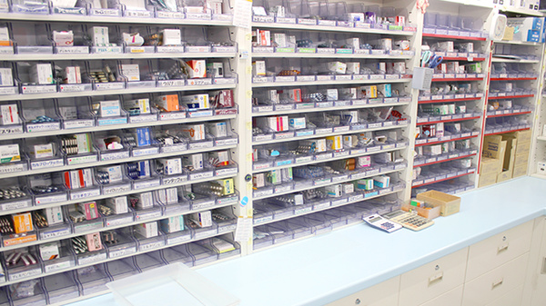 マエダ調剤薬局大鰐店の薬棚