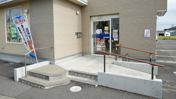 サカエ薬局　板病前の入口