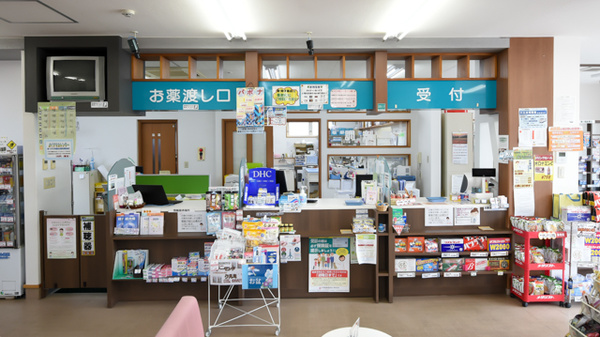 サカエ薬局　板病前の受付/カウンター