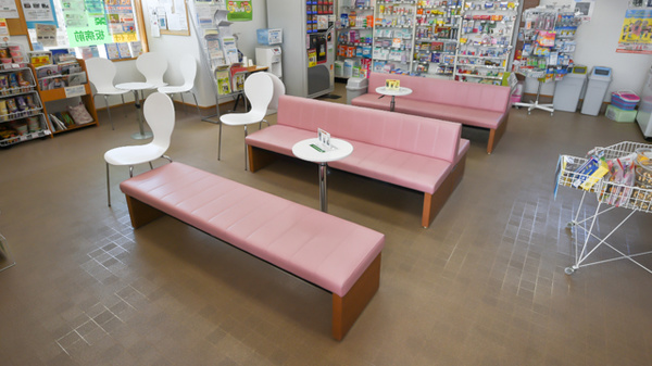 サカエ薬局　板病前の待合スペース