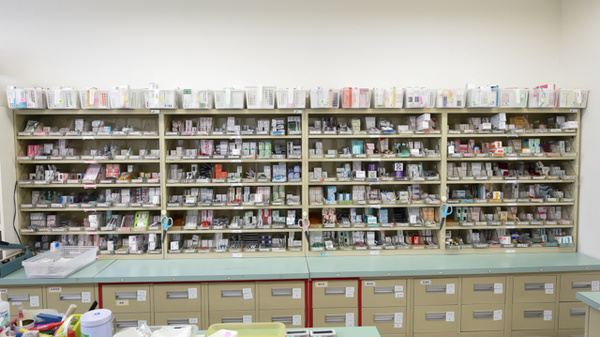 サカエ薬局　板病前の薬棚