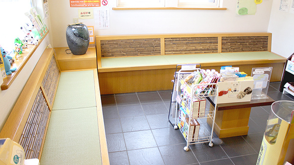 つるた調剤薬局の待合スペース