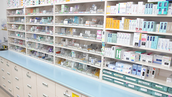 つるた調剤薬局中央店の薬棚
