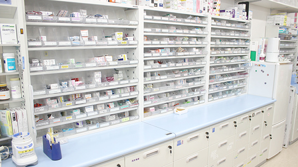 サンケアおいらせ薬局の薬棚