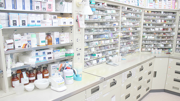 三戸薬局の薬棚