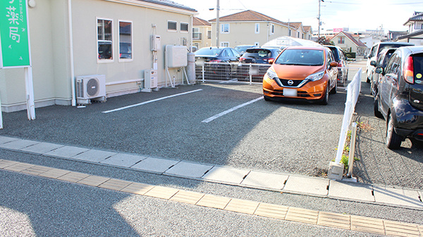 リーフ薬局の駐車場