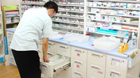 みなとや調剤薬局の作業風景